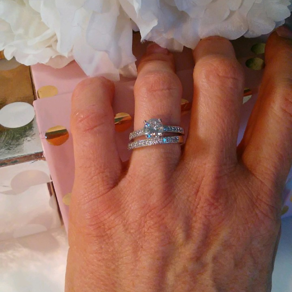 Simulated Diamonds Wedding Engagement Wedding Set Round Ring - Picture 7 of 11
